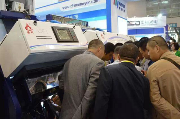 Nuevas huelgas CI Serie Infrarrojo clasificador de color Lanzado al mercado en 2015 en China Semillas y frutos secos Expo